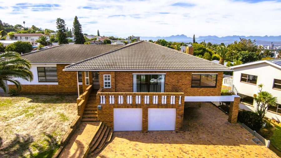 7 Bedroom Property for Sale in Loevenstein Western Cape